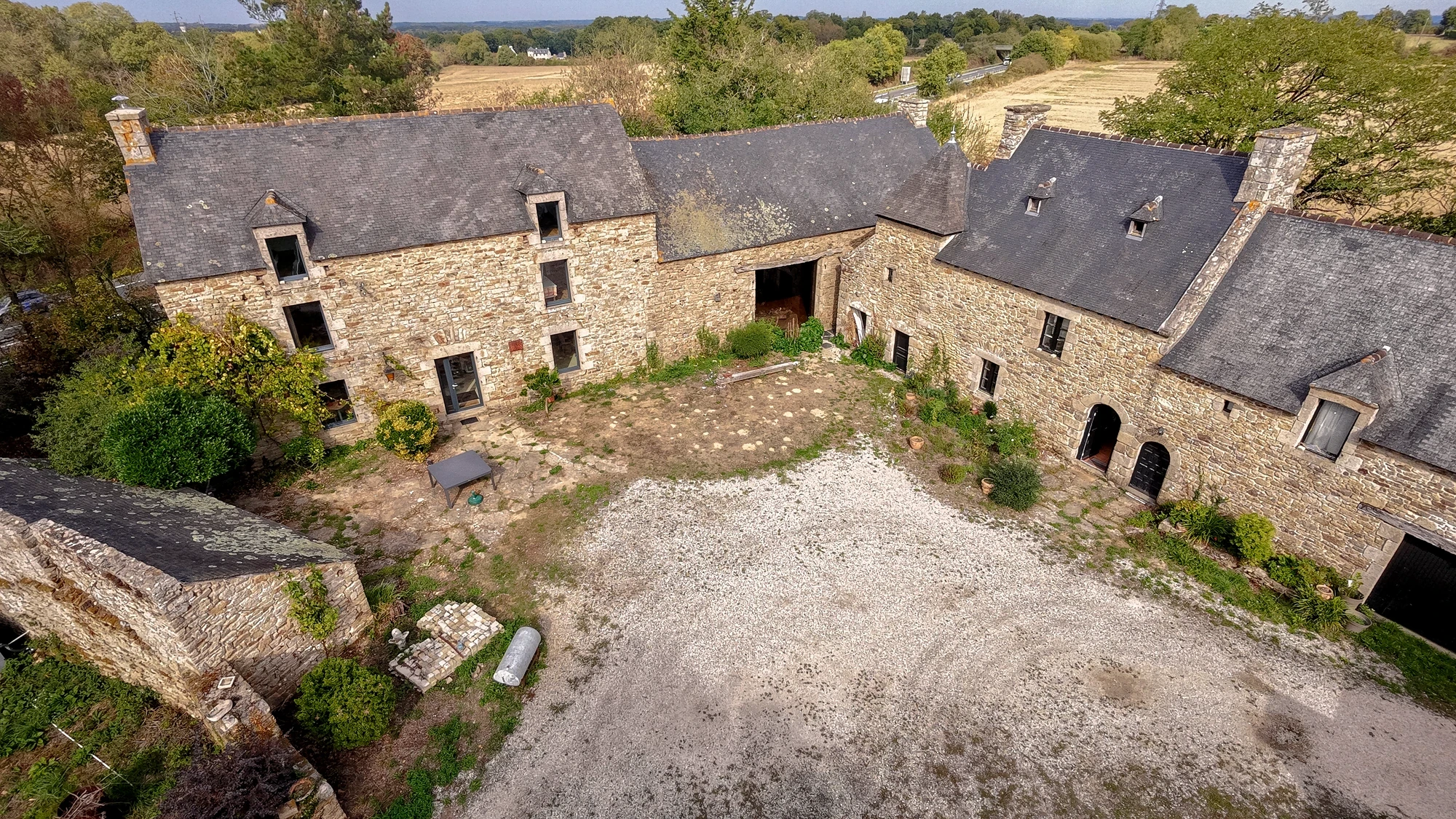 Vue de drone sur la cour d’une longère
