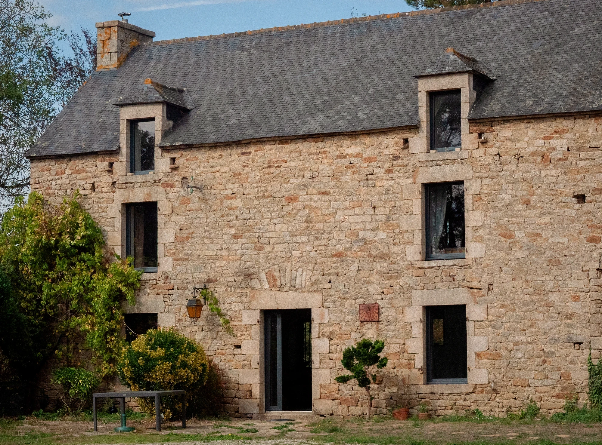 Façade d’une longère en pierre au soleil